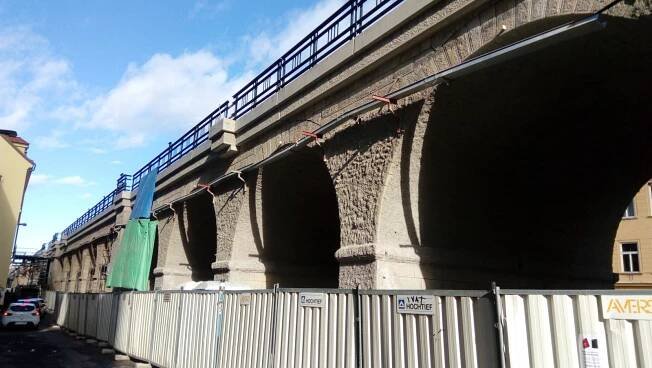 Negrelliho viadukt dostává speciální zábaly. Postupně jej zbaví solí