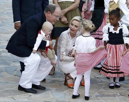 Královská dvojčátka: Monacký princ Albert II. a jeho žena Charlene ukázali princátka Jacquese a Gabriellu