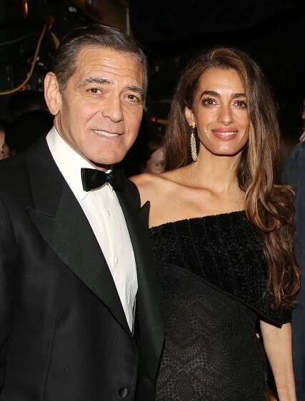 George und Amal Clooney hinter der Bühne des Stücks „Good Night, and Good Luck“ am Broadway am 29. Mai 2025 in New York. | Quelle: Getty Images