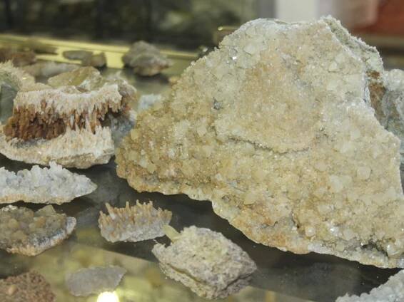 FOTO: Nové muzeum minerálů mají na náměstí ve Velharticích