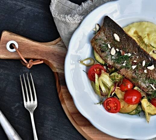 Filet ze pstruha s česnekovou bramborovou kaší a letní zeleninou