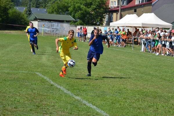 Baník Louka vstoupil do třetí okresní fotbalové třídy výhrou 1:0 nad Hrobčicemi.