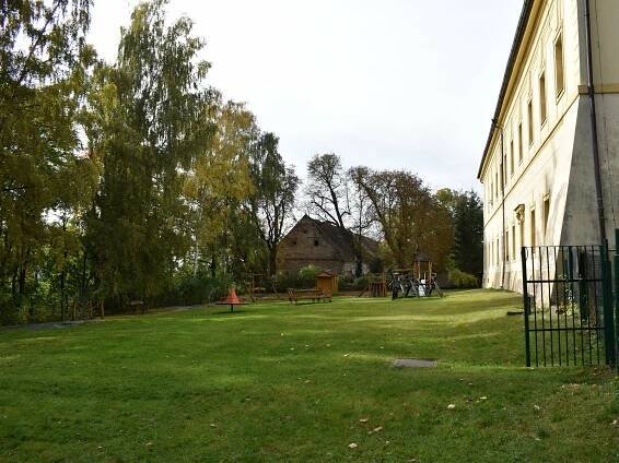 V blízkosti mšeckého zámku by mohl vzniknout pečovatelský dům a nové hřiště