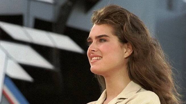Brooke Shields její matka Teri donutila v pouhých deseti letech pózovat pro Playboy, a to zcela nahou. Komentáře pod akty zněly takto: mladá upírka a nevěstka, ostřílená sexuální veteránka, provokativní dětská žena, erotický a smyslný sexuální symbol, Lolita své doby.