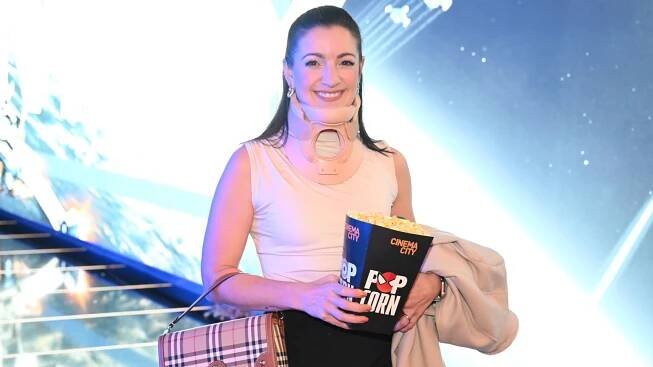 Zpěvačka Genny Ciatti po vážné operaci páteře: Stále musí nosit límec, následky jí komplikují výchovu dcer – eXtra.cz