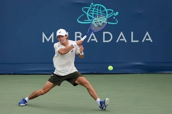 Alex de Minaur stretches to play a forehand