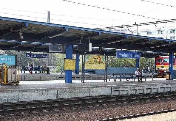 Policie uzavřela okolí nádraží v Libni. V podezřelém batohu byly plynové lahve