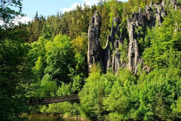 10 tipů na výlet do přírody: Poznejte Zeměráj, zkamenělou svatbu i hrad z Ladových obrázků