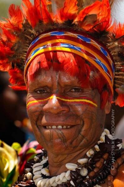Zdobené tváře etnických obyvatel Centrálního novoguinejského pohoří, Papua Nová Guinea