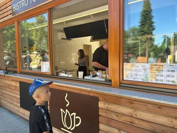 Bistro v dětském koutku láká na chuťovky, domácí limonády i saláty z hydroponie