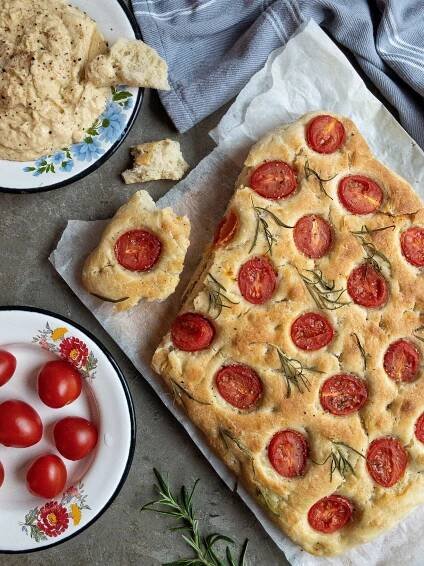 Focaccia z pomidorkami i rozmarynem