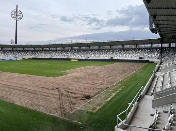Výměna trávníku stadion (Foto: FCHK) | Salonky