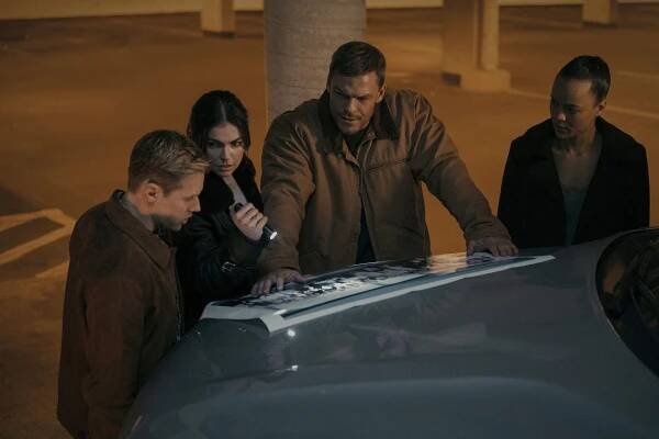 Reacher - Jedna fotka řekne víc než tisíc slov - Z filmu - Shaun Sipos, Serinda Swan, Alan Ritchson, Maria Sten