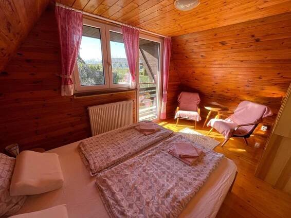 Ložnice s manželskou postelí a balkonem (povlečení a peřiny součástí) - Lukov u Zlína - foto 24