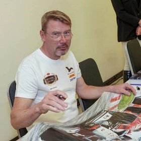 Mistři F1 poprvé spolu: Mika Häkkinen křtil v Praze unikátní knihu - iNews24