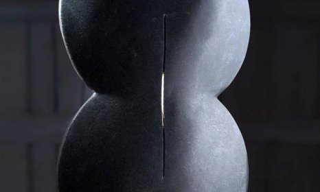 Petr Kavan vystavuje v Praze rozměrné minimalistické sochy z černé žuly – DesignMag.cz