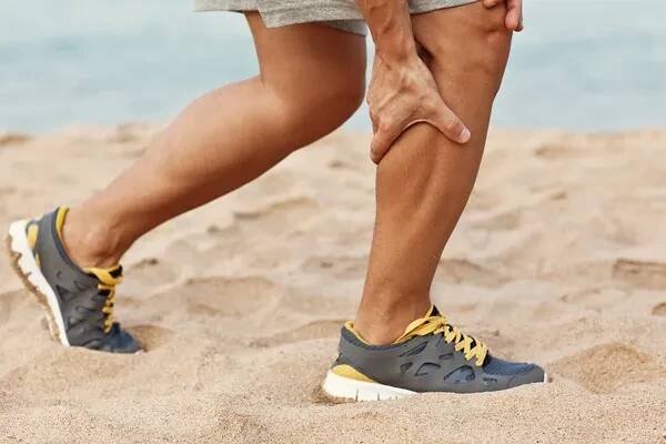 Křeče v nohou telat nebo tele výron na triatlon běžec. sportovní zranění koncept s běžící muž. — Stock obrázek