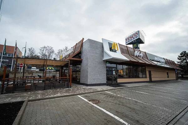 V centru Chebu se v pátek 17. prosince otevřely dveře restaurace McDonald’s. Ta nabízí 90 míst k  sezení uvnitř padesát osm míst na zahrádce, moderní interiér, digitální objednávkové kiosky i objednávky z auta - McDrive.