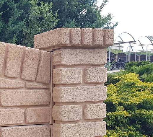 Betonová hlavice na plot: reliéf CIHLA RELIÉFNÍ