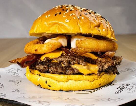 Základová fotografie na téma americká kuchyně, brioška, burger, čas na svačinu, cheeseburger, chuť k jídlu, chutný, detail