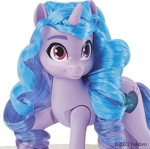 Hasbro My Little Pony Izzy vidí jiskru