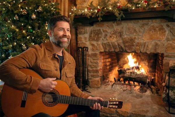 Josh Turner Shares Sacrifice in Christmas Song, Makes Holiday Tour a Family Affair: 'Making Memories'