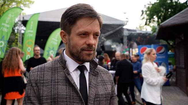 Nejen krásná partnerka, ale i obrovský úspěch: Jiří Mádl okouzlil karlovarský festival. Za svoje Vlny dostal první cenu