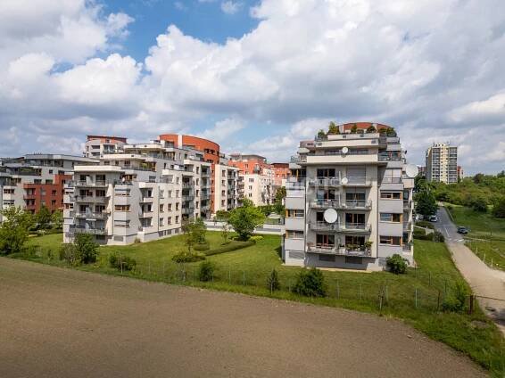 Byt s jedinečnými výhledy z obrovské terasy „Rezidence Park Hostivař“ z projektu od Central Group z roku 2007