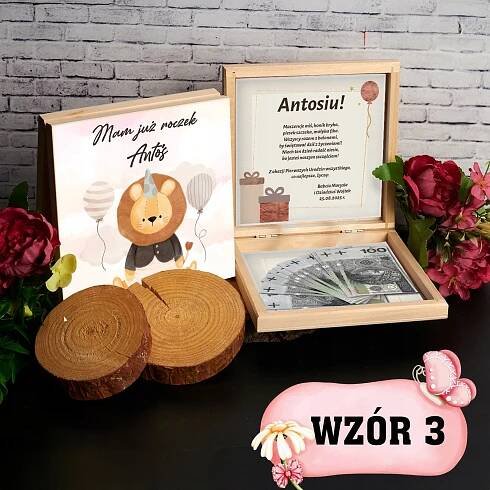 KRABIČKA NA PENÍZE DÁREK NA KAŽDODENNÍ PAMÁTKU K PRVNÍM NAROZENINÁM JMÉNO Další funkce personalizované obsahuje text