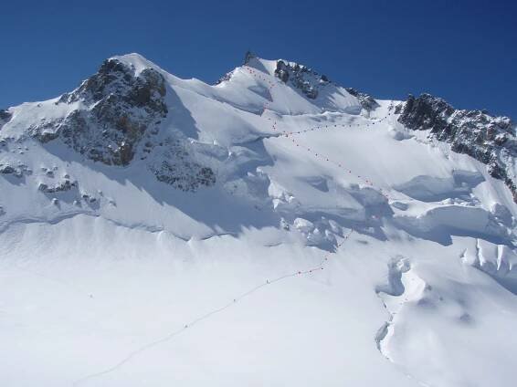 Stěna Mt. Mauditu červeně naše trasa modře klasická trasa