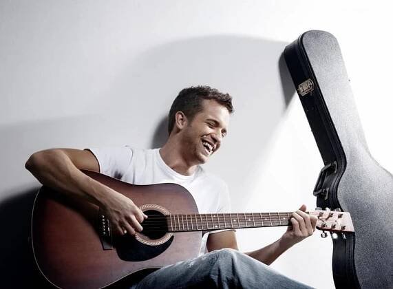 HD-wallpaper-pablo-alboran-song-guitar-music-man-singer-happy-spanish