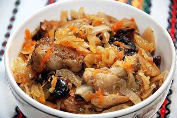 Bigos (Bigus) z čerstvého a kysaného zelí s vepřovými žebry