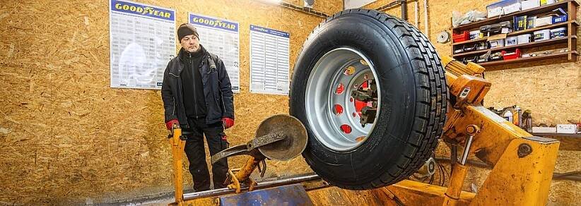 Mechanik s velkou pneumatikou na vyvážení - pneuservis nákladních vozů