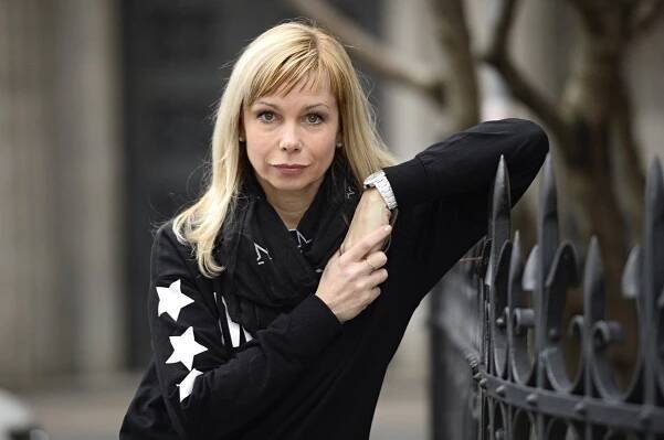Kadeřnice Jitka z Diskopříběhu se nezdá: Žhavý tanec u tyče přímo na tiskovce