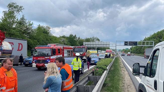 Komplikace na D1 u Brna, stalo se tu několik nehod, dva lidé skončili v nemocnici