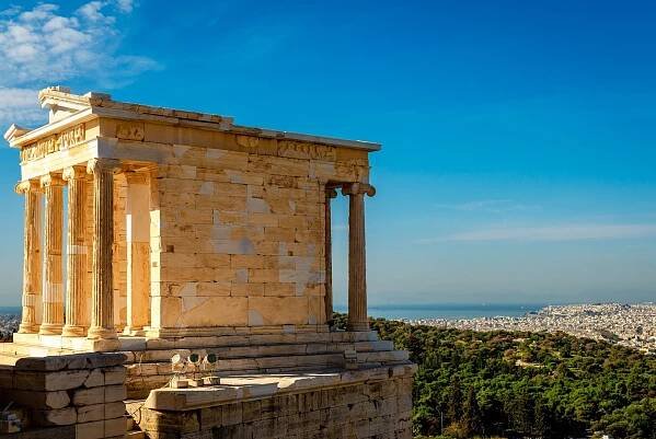 chrám atheny nike, na akropoli v aténách, řecko, pojmenovaný po řecké bohyni atheně. philopappos hill, pireus a saronic gulf jsou v pozadí. - řecká bohyně niké - stock snímky, obrázky a fotky