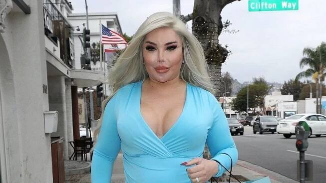 Přeoperovaná Barbie se procházela v ulicích Los Angeles v šatech, které málem odhalily její nové pohlaví - Super.cz