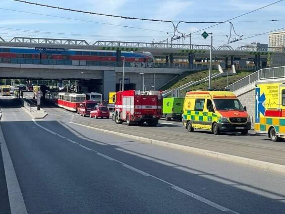 Velká nehoda ve Strašnicích: 10 zraněných při nehodě autobusu a tramvaje!