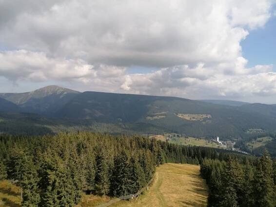 Rozhledna Hnědy vrch (1207 m n. m.) - výhled na Sněžku a Obří důl 