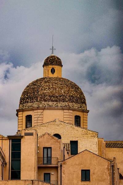 bezplatná Nápadná architektonická kopule korunuje historickou katedrálu v Cagliari a představuje bohaté architektonické dědictví Sardinie. Základová fotografie