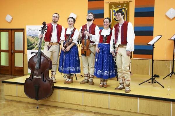 Rok 2024 - Vánoční posezení s cimbálovou muzikou Májek a degustací vína - Oficiální stránky Obce Stupava
