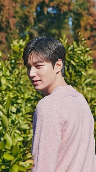 South Korean Superstar: Expressive Portrait of Lee Min Ho Wallpaper