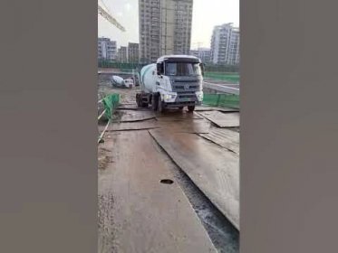The process of concrete pump truck climbing up the slippery road