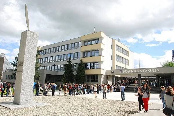 Památník bojovníků za svobodu a demokracii (tří odbojů) před právnickou fakultou Univerzity Palackého v Olomouci