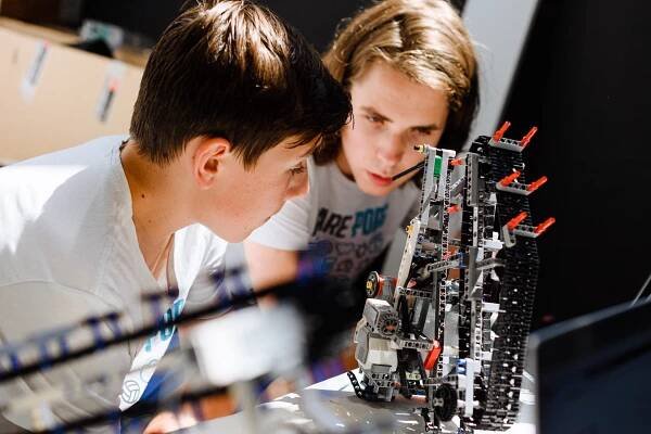 Festival Maker Faire Prague přilákal o víkendu téměř 10 000 lidí. Zúčastnil se i otec zakladatel makerského hnutí - Dale