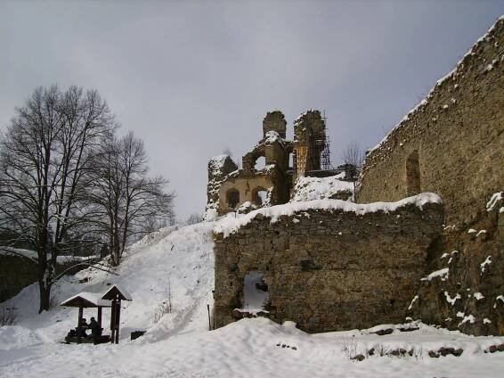 Dívčí kámen (Maidštejn, Menštejn) zdroj: Wikimedia Commons