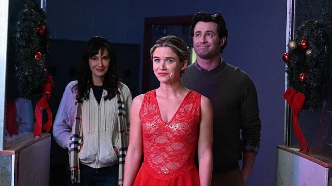 Charlene Amoia, Anna Marie Dobbins, Jonathan Stoddard - A Royal Christmas on Ice - Z filmu