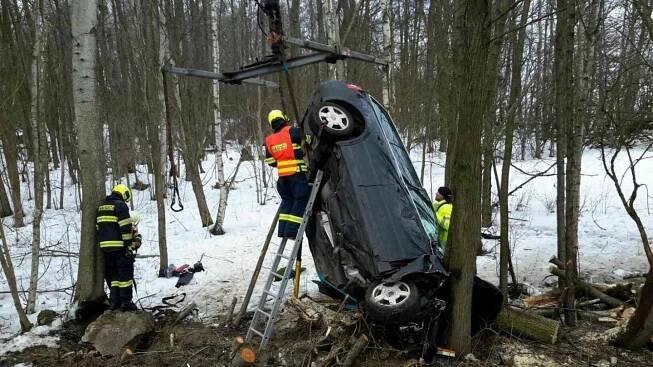 Auto na Sokolovsku zůstalo po nehodě vzpříčené mezi stromy, řidič zemřel - Novinky