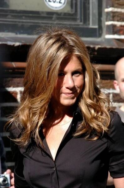 Jennifer Aniston podprsenku neřeší! Pořiďte si pevná prsa, jako má ona