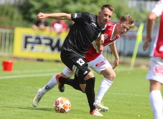 Utkání Fobalové národní ligy mezi FK Pardubice (ve červenobílém) a FK Victoria Žižkov (v černém) na hřišti pod Vinicí v Pardubicích.